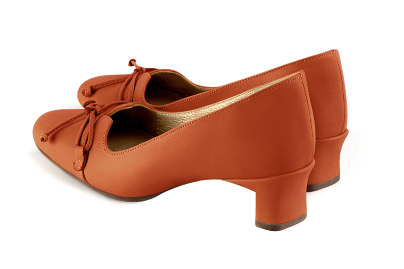 Clementine orange women's dress pumps, with a knot on the front. Round toe. Low kitten heels. Rear view - Florence KOOIJMAN